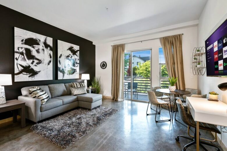 Spacious furnished apartment bedroom - Roundtop Rentals Seattle